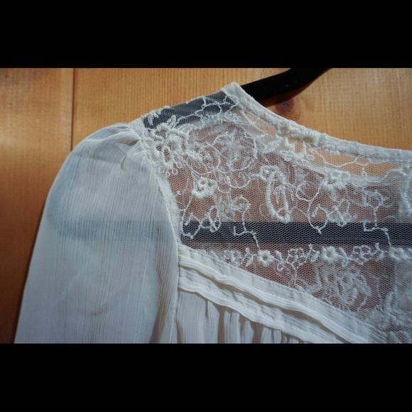 Beautiful Cream Lace Top, Size 2 - Picture 2 of 6